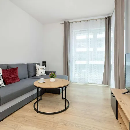 Quiet With Parking Near The Center By Renters Apartmán *
