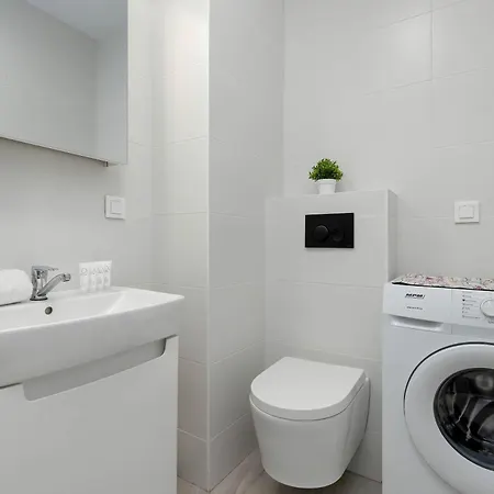 Quiet With Parking Near The Center By Renters